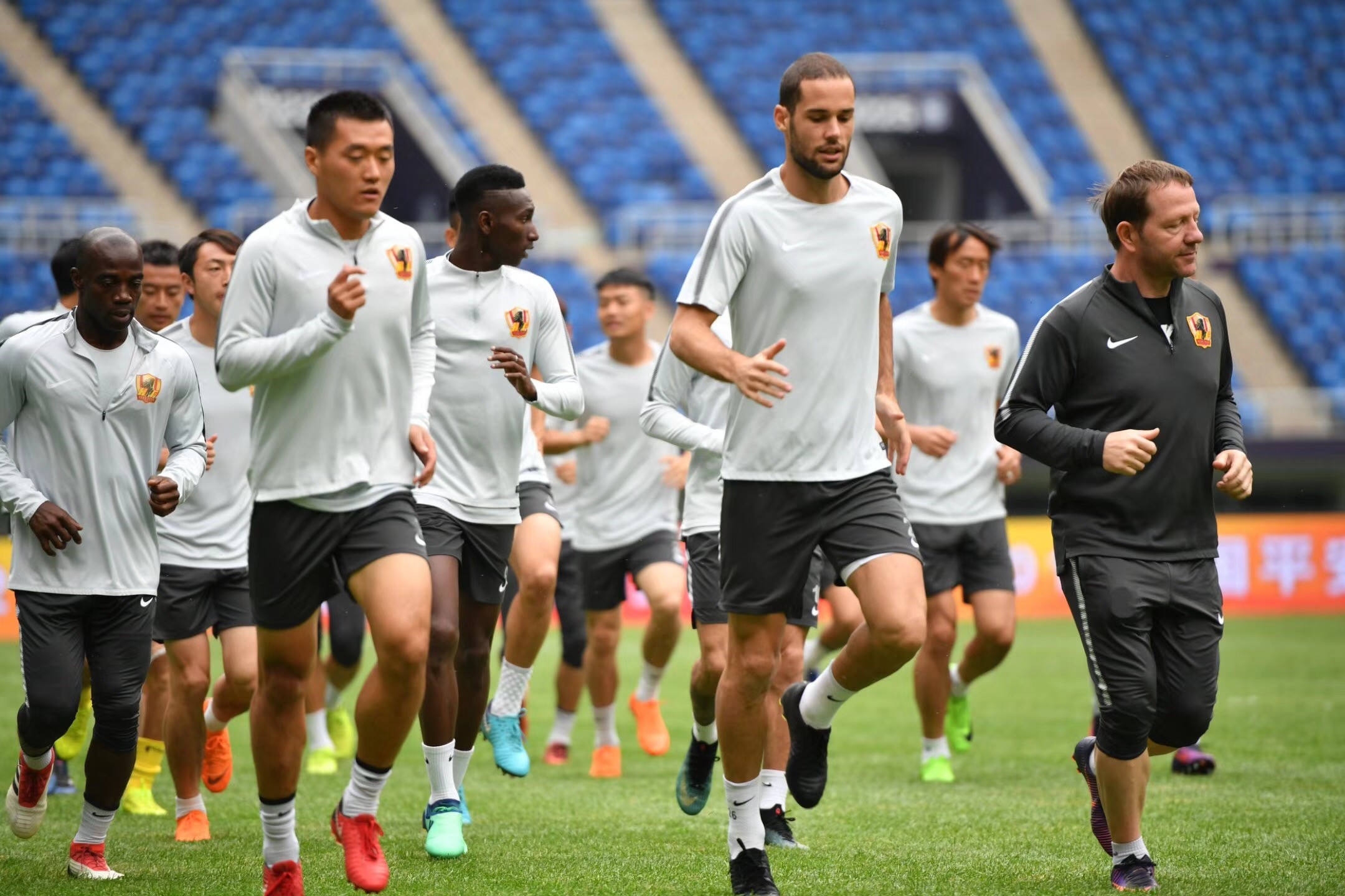 开云APP-冲刺阶段上海久事远射贴柱：欧联节点到来，压力陡增，赛程密集仍需轮换