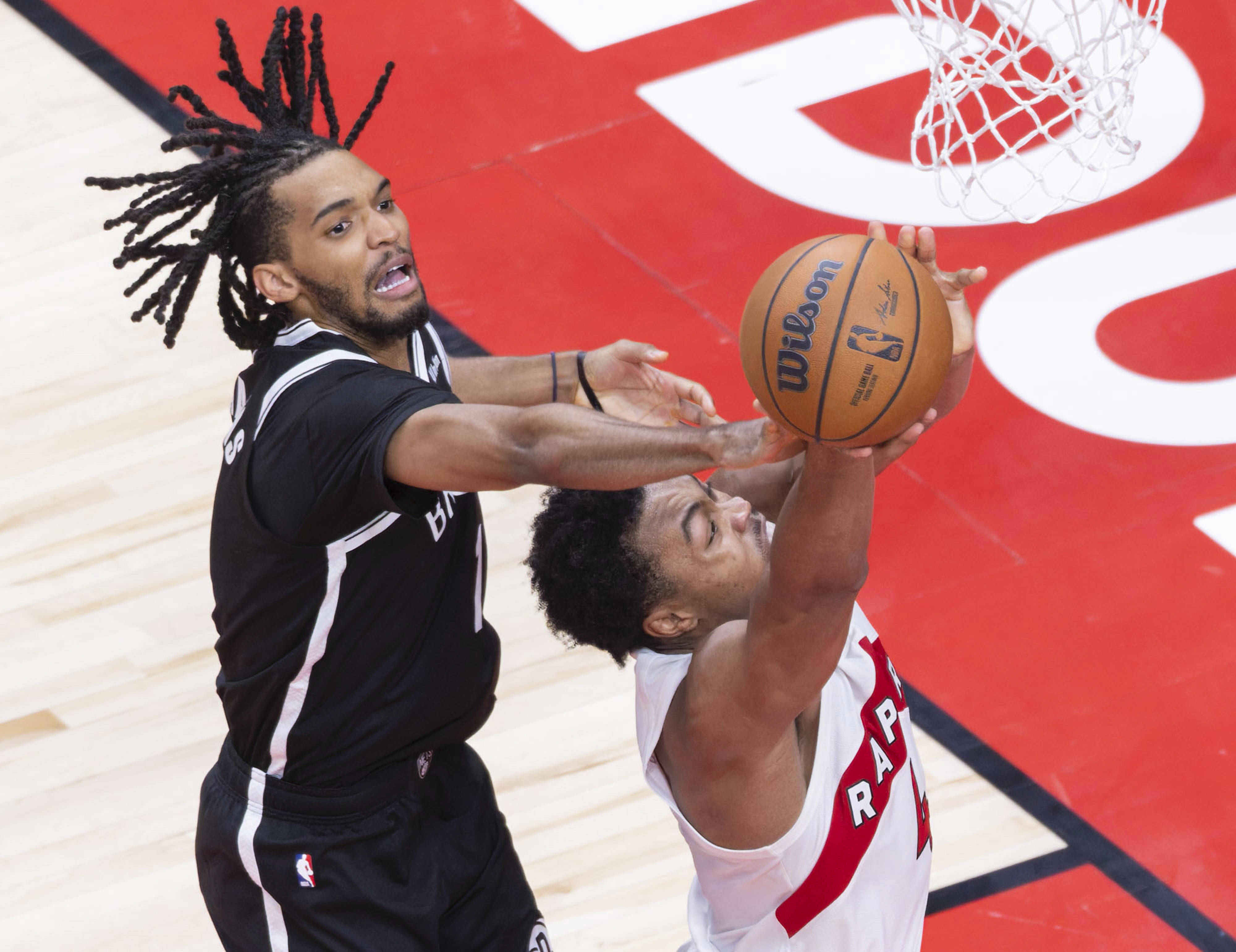 开云APP-赛地聚焦——NBA总决赛关键时刻热度飙升，多伦多猛龙防线松动，信心回归，训练强度明显提升